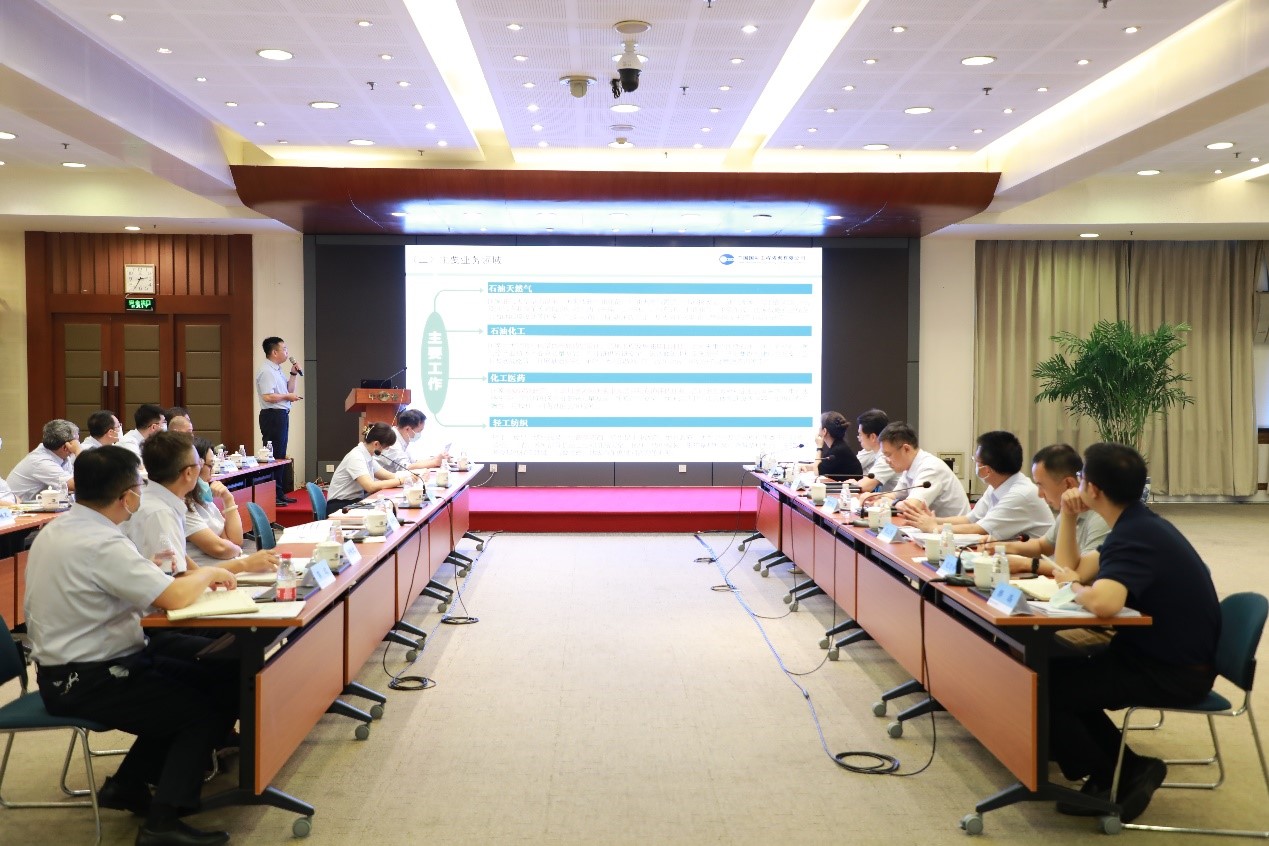 茍護生董事長調(diào)研石化輕紡業(yè)務部.jpg 茍護生董事長調(diào)研石化輕紡業(yè)務部.jpg